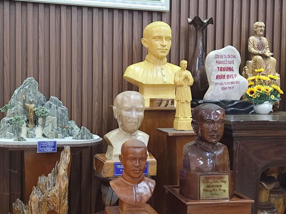 Nhiều tín hữu được ơn cũng dâng tặng tượng Cha Diệp với nhiều chạm khắc công phu (Nguồn: Công giáo và Dân tộc)